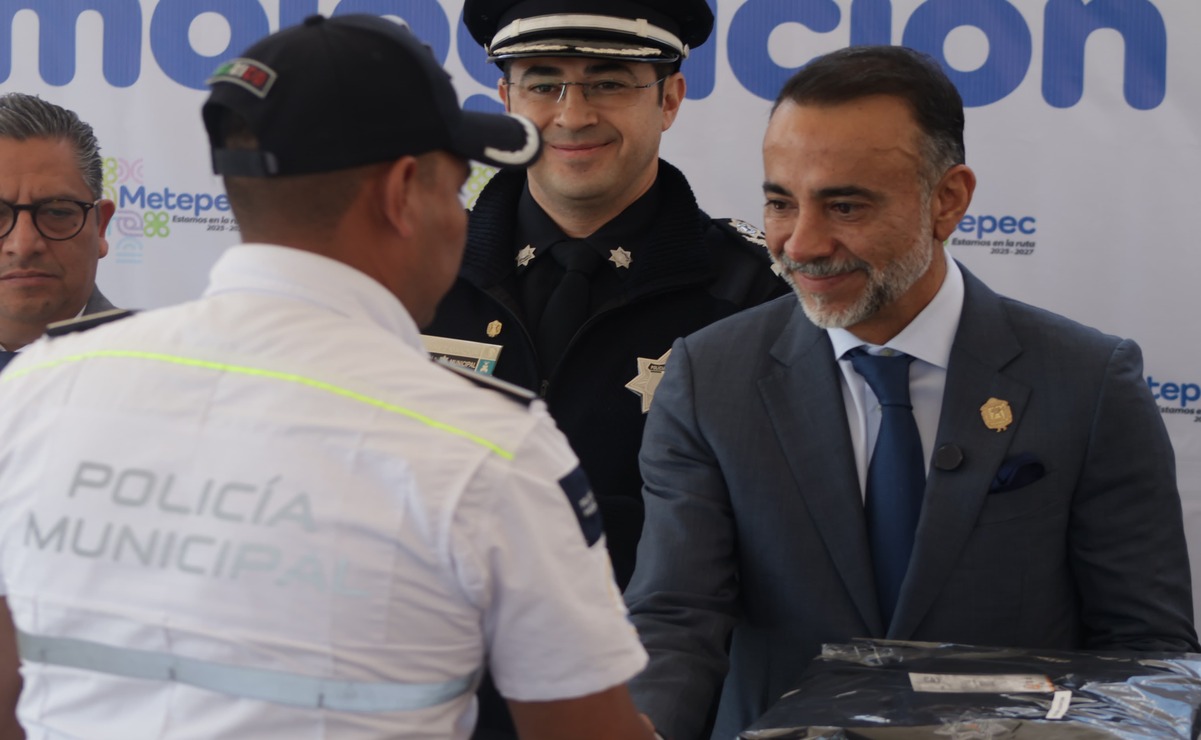 El alcalde de Metepec, Fernando Flores Fernández, dio a conocer que se aplicó el aumento de 20% al sueldo de policías de escala básica. Foto: Especial