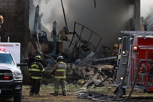 Avioneta se desploma cerca del aeropuerto de Toluca y cae en zona de bodegas