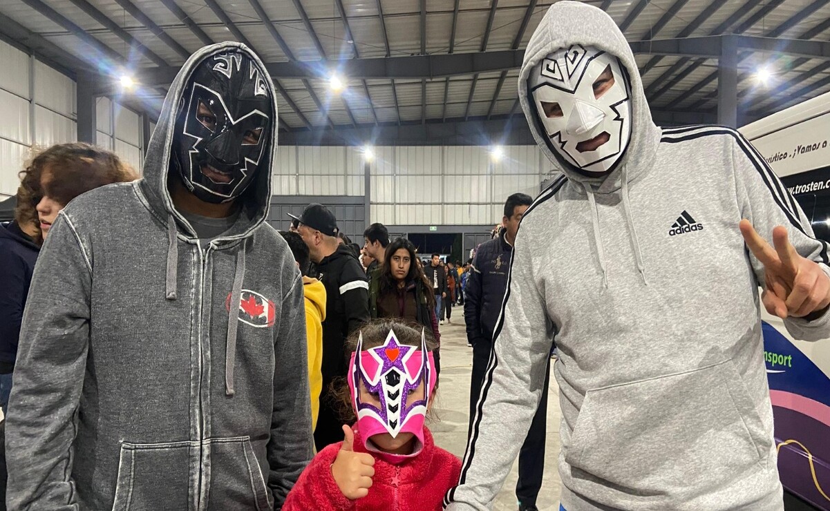 Cientos de espectadores asistieron al evento de lucha libre, lo que generó muchos ingresos económicos. Foto: Hanna Santillán.