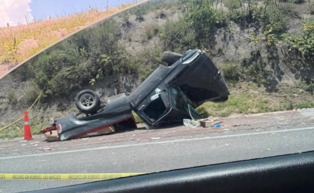 Una camioneta pick-up negra terminó volcada sobre la cinta asfáltica tras perder el control en el kilómetro 17. Foto Especial