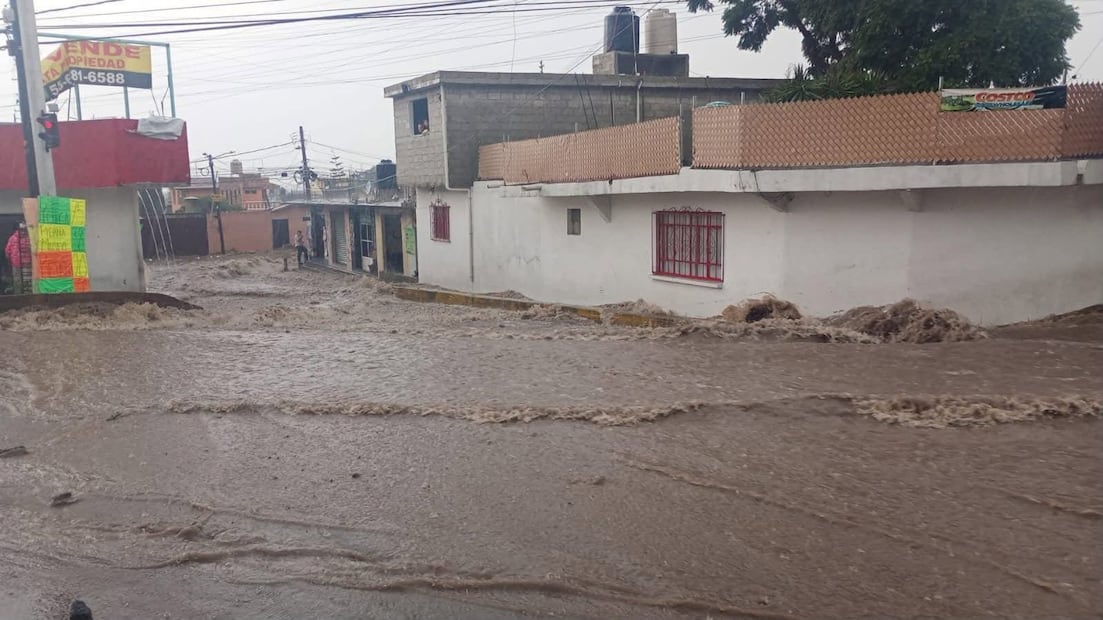 La lluvia dejó acumulaciones de agua que alcanzaron el nivel de banqueta y afectaron la circulación. Foto especial