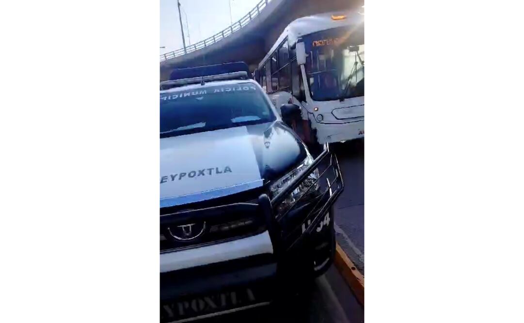 De acuerdo con los reportes, el oficial que manejaba la unidad de seguridad pública intentó meterse al carril confinado con la finalidad de evitar el tráfico que ya se registraba en la vialidad. Foto: Captura de pantalla