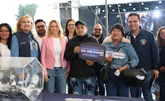 Festeja Huixquilucan a papás con 7 automóviles último modelo y más de mil regalos