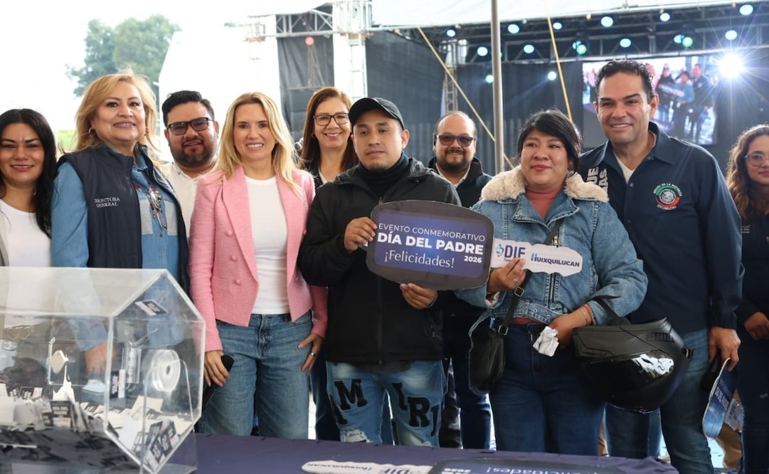 Acompañada por el senador Enrique Vargas del Villar, la alcaldesa felicitó a los más de 10 mil jefes de familia reunidos en el Complejo Rosa Mística. Foto Especial