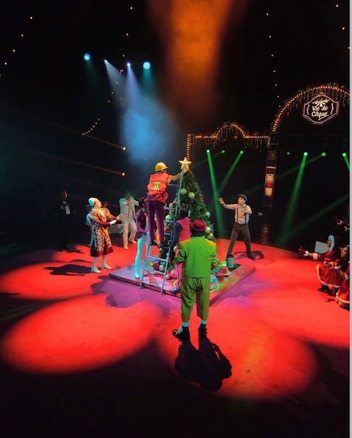 La historia gira en torno a Packing Jr., un personaje que intenta escribir su carta a Santa Claus mientras enfrenta situaciones emocionales complejas entre acto y acto. Foto: especial