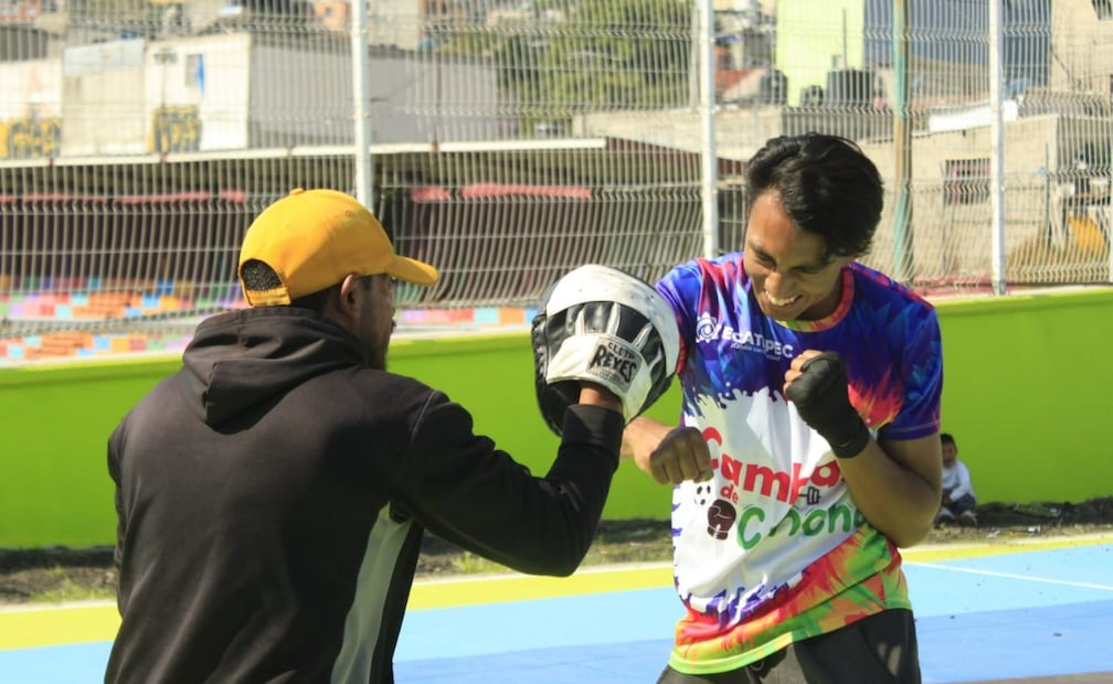 La alcaldesa Azucena Cisneros Coss inauguró el espacio con una "cascarita" de basquetbol junto a jóvenes de la comunidad. Foto Especial