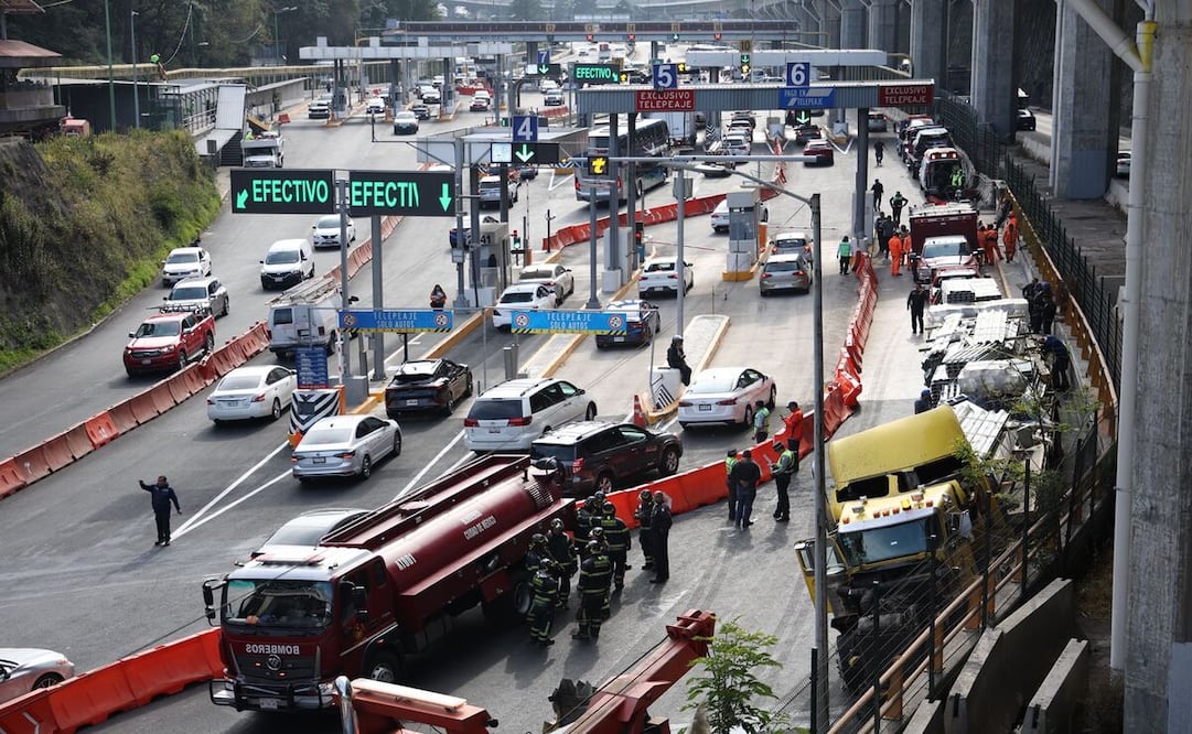 En la carretera México-Toluca, un tráiler se quedó sin frenos y se estrelló con la caseta de cobro y los vehículos que se encontraban en la zona. Foto: Arturo Hernández.