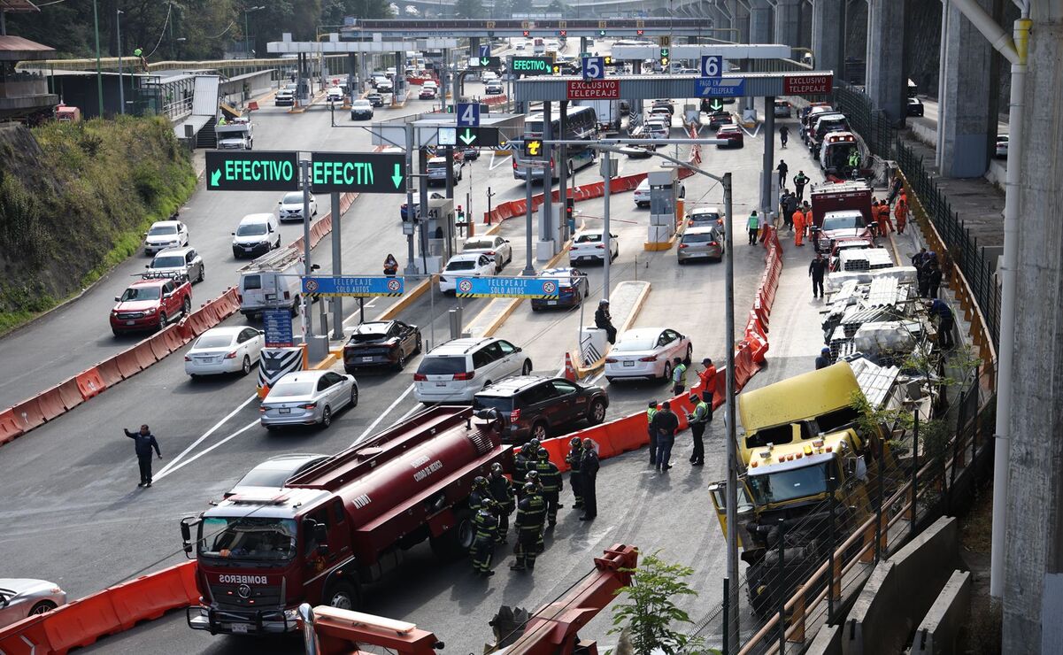 En la carretera México-Toluca, un tráiler se quedó sin frenos y se estrelló con la caseta de cobro y los vehículos que se encontraban en la zona. Foto: Arturo Hernández.