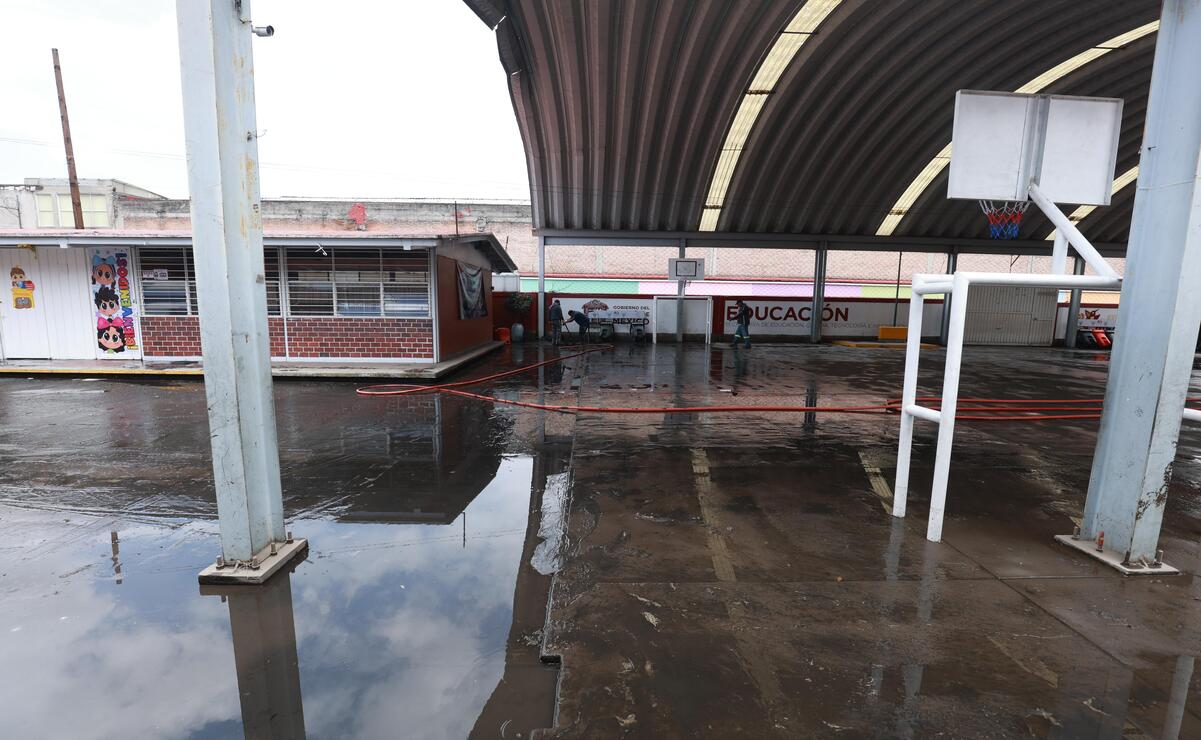En la primaria Josefa Ortiz de Domínguez ubicada en la colonia Los Ángeles el agua ingresó a los patios y salones / Foto Alejandro Vargas