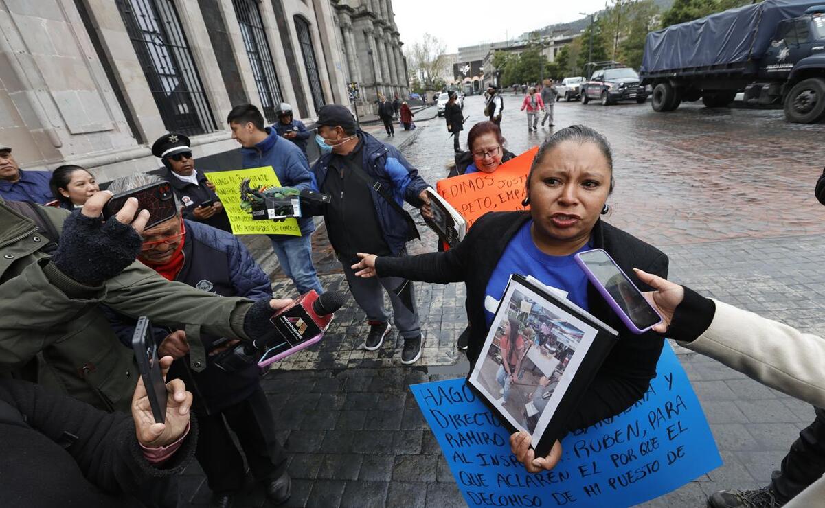 Comerciante de Toluca pide que le devuelvan su herramienta de trabajo, que le quitaron durante un operativo. Foto: Jorge Alvarado.
