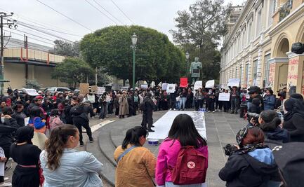 Estudiantes, egresados y profesores se unen en apoyo al paro de la UAEMéx en Rectoría