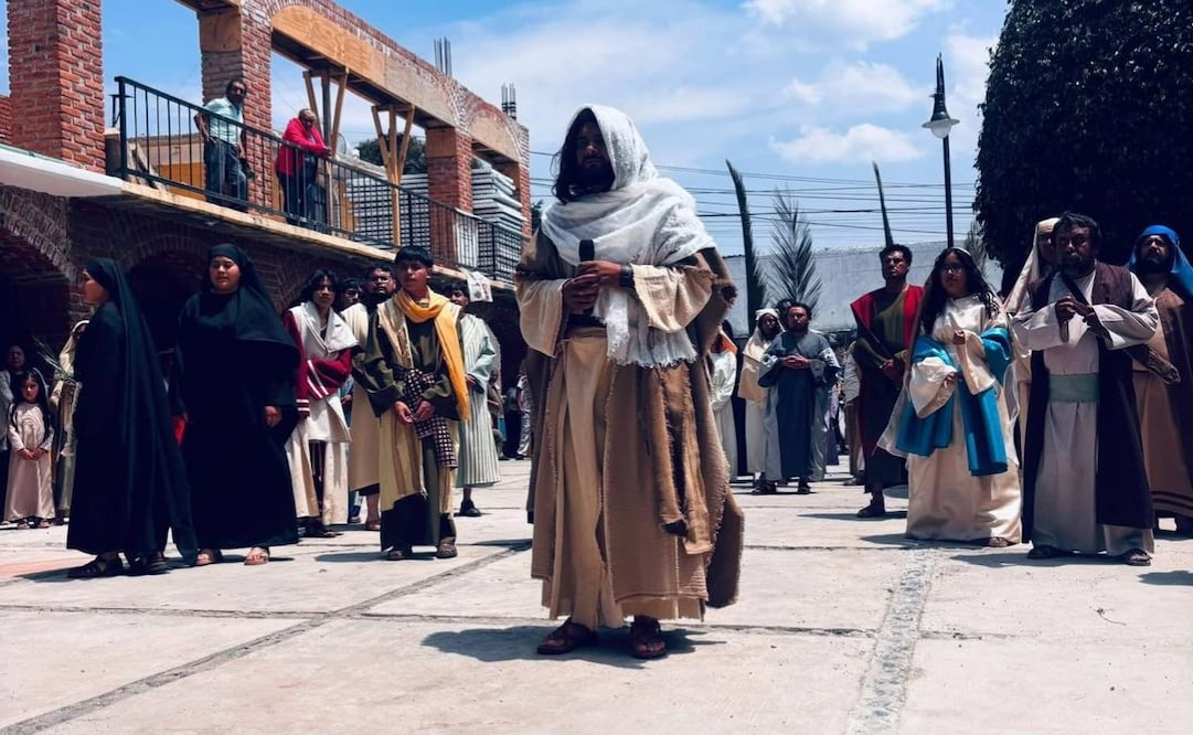 Al acto de viacrucis se congrega una importante afluencia de fieles católicos. Foto. Especial