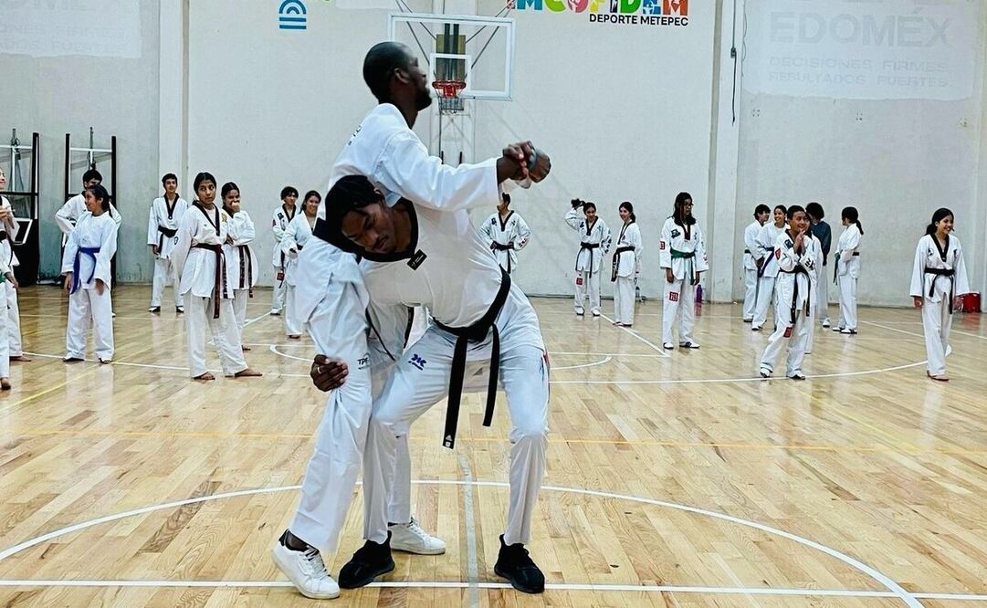 En Metepec, se realizó un seminario de taekwondo, donde asistieron niños y jóvenes. Foto: Especial