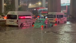 Conductores suben a los toldos de sus autos por inundaciones en Naucalpan