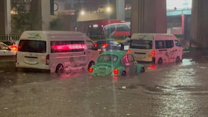 Conductores suben a los toldos de sus autos por inundaciones en Naucalpan