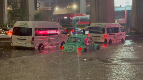 Conductores suben a los toldos de sus autos por inundaciones en Naucalpan