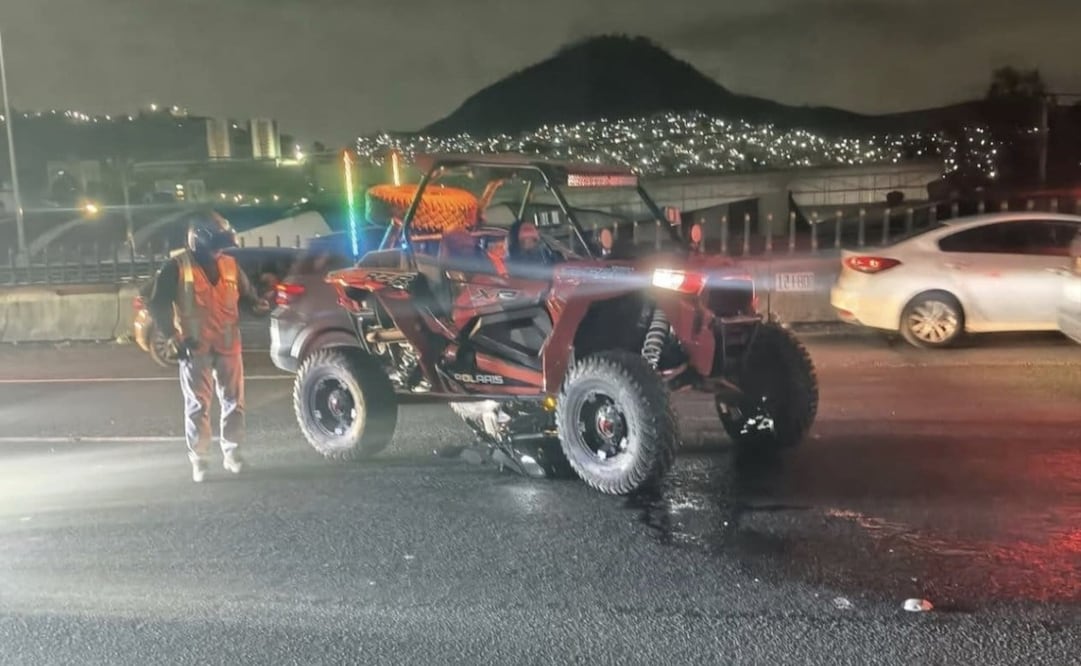 Presuntos delincuentes que viajaban en motocicleta habrían disparado contra los ocupantes de una Razer durante un intento de asalto. Foto especial