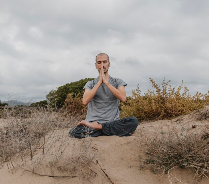 Caminar descalzo sobre la hierba o la arena puede tener múltiples beneficios para la salud física y mental. Descubre cómo el grounding puede transformar tu vida. Foto Especial