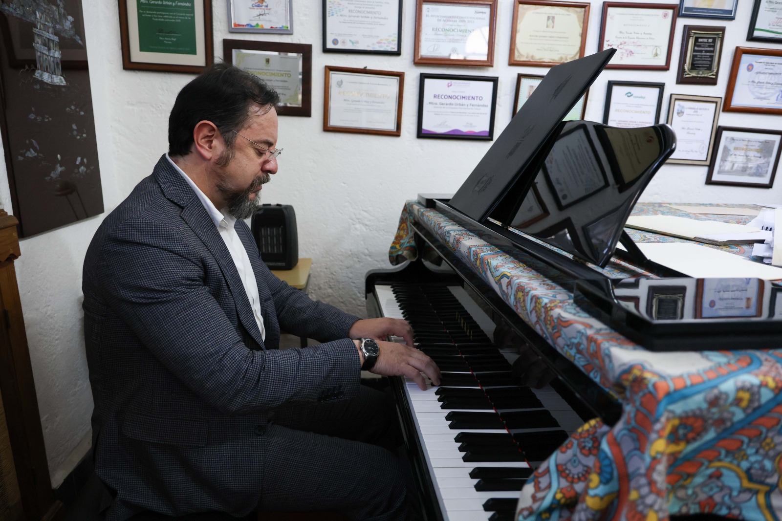 Recordando su trayectoria, Gerardo Urbán destacó que el piano fue el primer instrumento que aprendió a tocar. Foto Especial