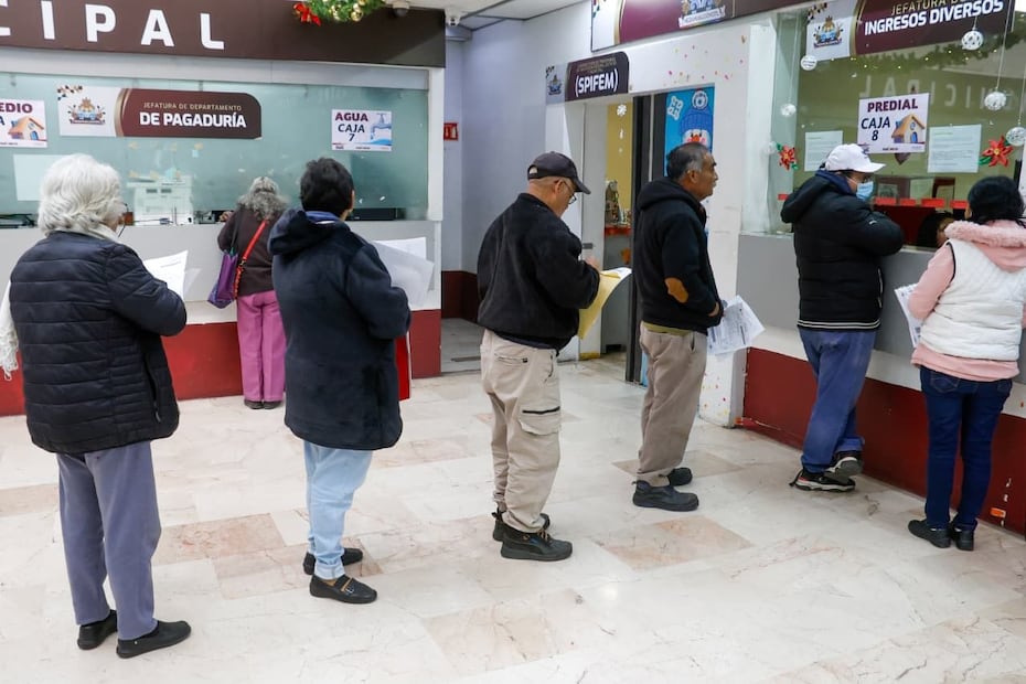 Ciudadanos acuden a los módulos del Palacio Municipal para asesorarse sobre la regularización de sus títulos de propiedad. Foto Especial