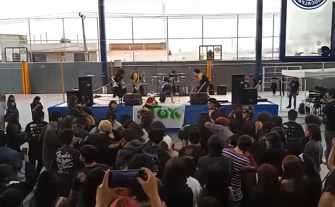 El video difundido en redes sociales captó el momento en que el alumno del CCH Naucalpan se desplomó durante un concierto estudiantil. Foto: Especial