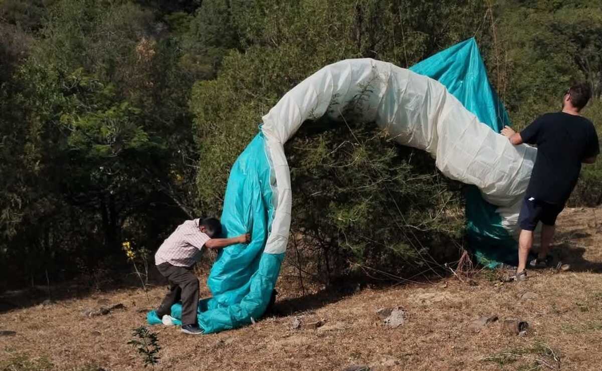 ¡Pánico en el aire! Parapentista ruso se desploma en Tenancingo