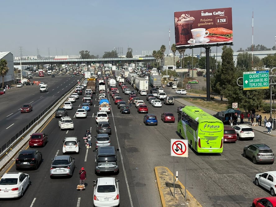 La circulación fluye de manera constante en los carriles centrales y laterales de la vialidad, en ambos sentidos. Foto: Arturo Contreras/ El Universal