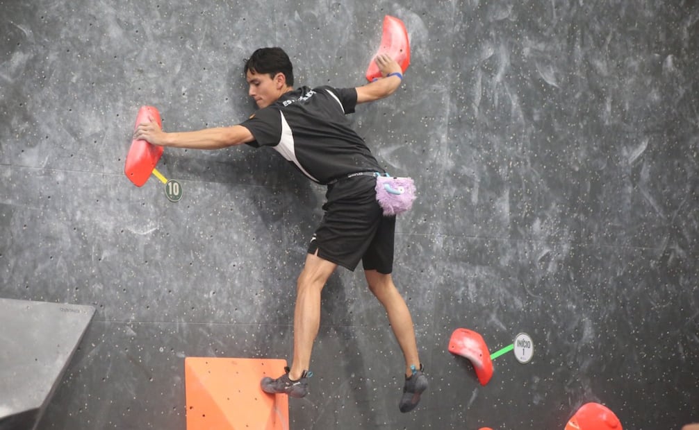 Santiago Conzuelo García mostró su destreza física y mental para colgarse el oro en la disciplina de Escalada Deportiva (U19). Foto Especial