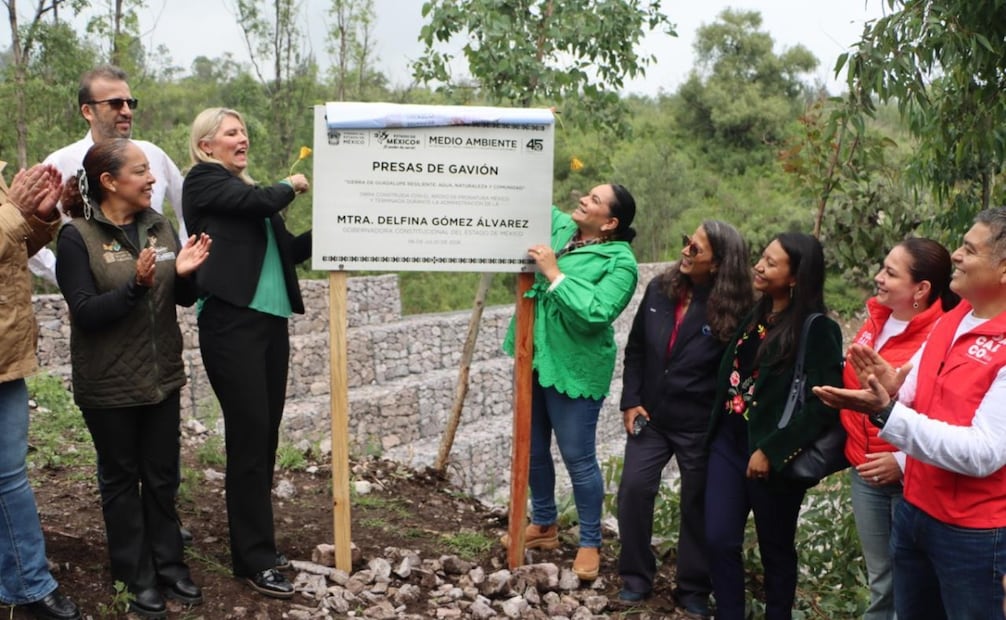 Alhely Rubio Arronis, secretaria del Medio Ambiente, junto a representantes de Pronatura México y Procter & Gamble durante la entrega de la primera etapa. Foto Especial