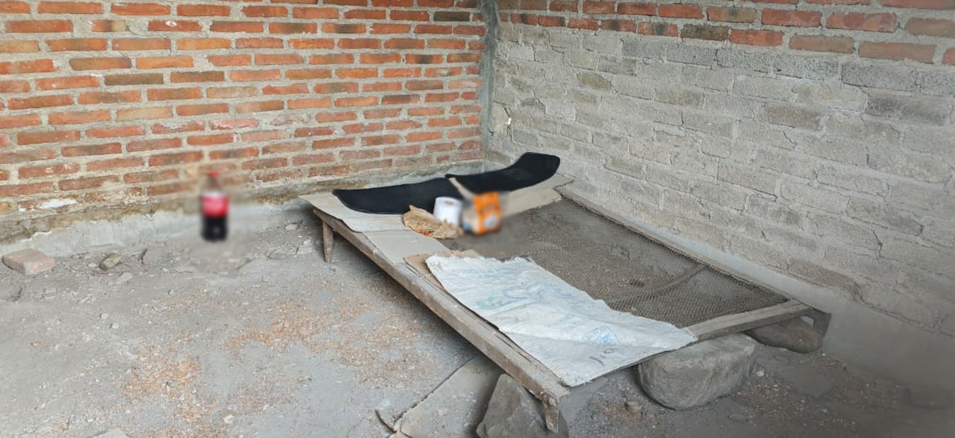 Tras una inspección, se visualizaron una cama improvisada, alimentos, un envase de refresco y papel higiénico; sin embargo, no se localizó a ninguna persona en el inmueble. Foto: especial