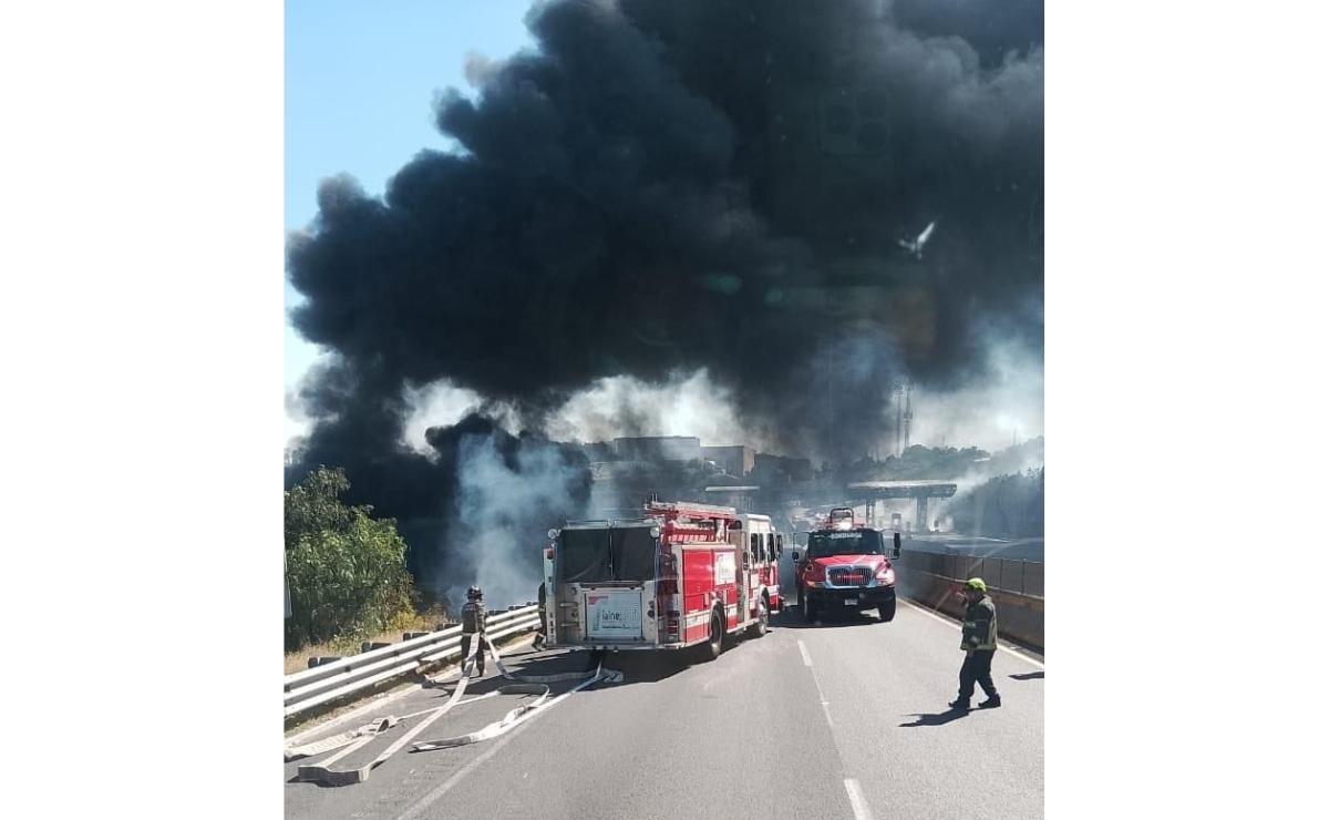 El conductor de la pipa de Petróleos Mexicanos (PEMEX) que se volcó esta tarde en la autopista Chamapa-Lechería, murió calcinado Foto: Especial
