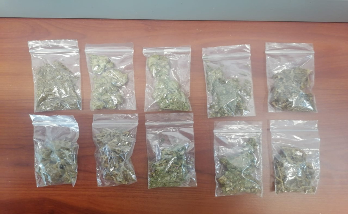 Durante el operativo, encontraron bolsas de hierba con aspecto a marihuana. Foto: Especial.