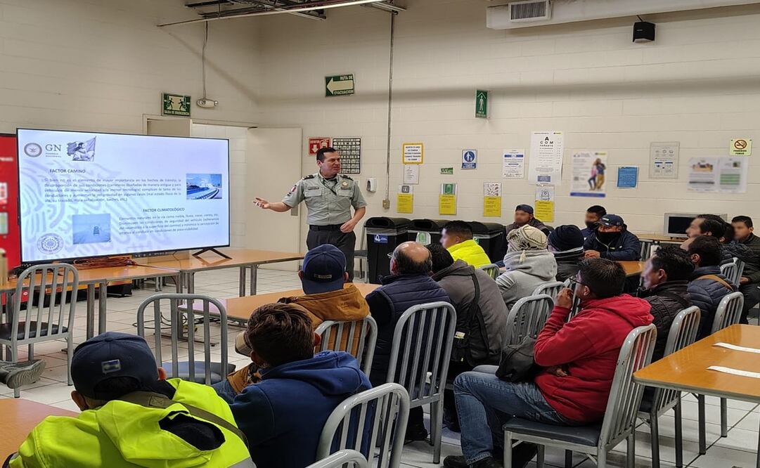 La Guardia Nocional ofreció conferencias con los siguientes temas: los límites de velocidad y las medidas de seguridad en carreteras. Foto: Especial
