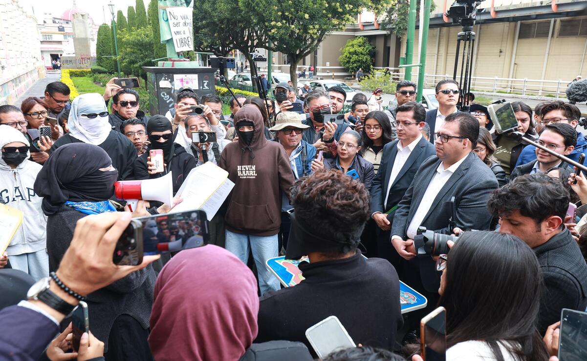 El documento fue recibido por la Comisión de Diálogo, encabezada por Isidro Rogel Fajardo / Foto Alejandro Vargas