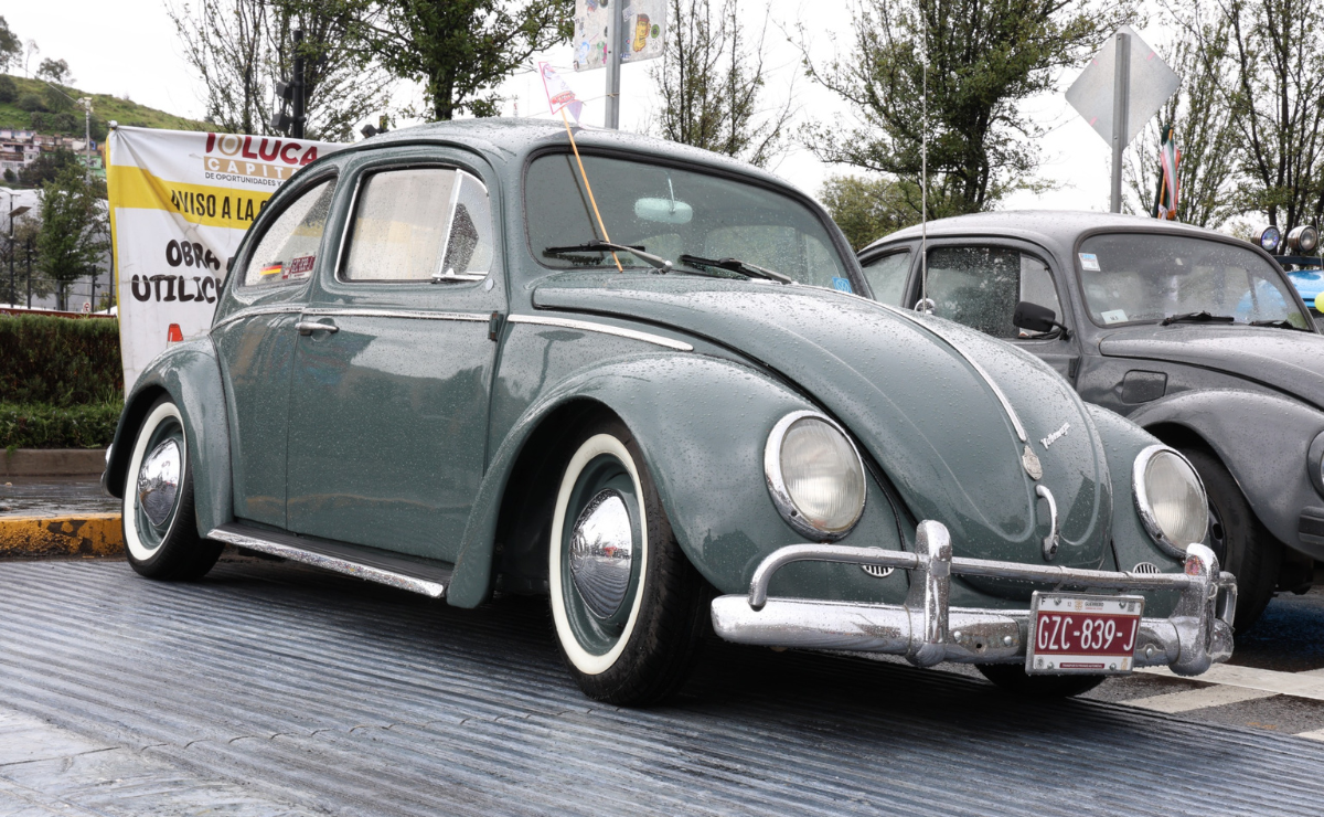 Toluca vibró con la pasión vochera el 22 de junio de 2024. Más de 1,200 Volkswagen Vochos se reunieron para celebrar su Día Mundial, ¡un verdadero festival de nostalgia y motores clásicos! Foto: Sergio García