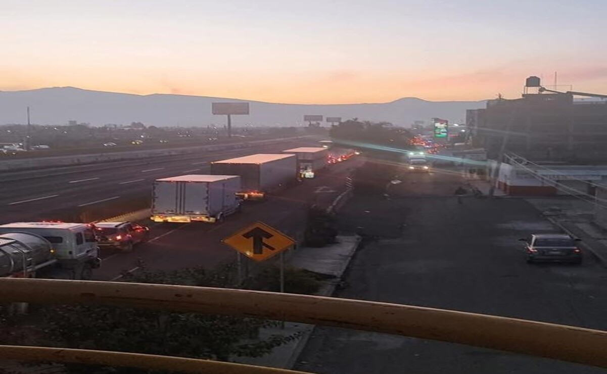 El bloqueo en la autopista México-Puebla se registra en ambos sentidos, provocando asentamiento vehicular. Foto: Especial