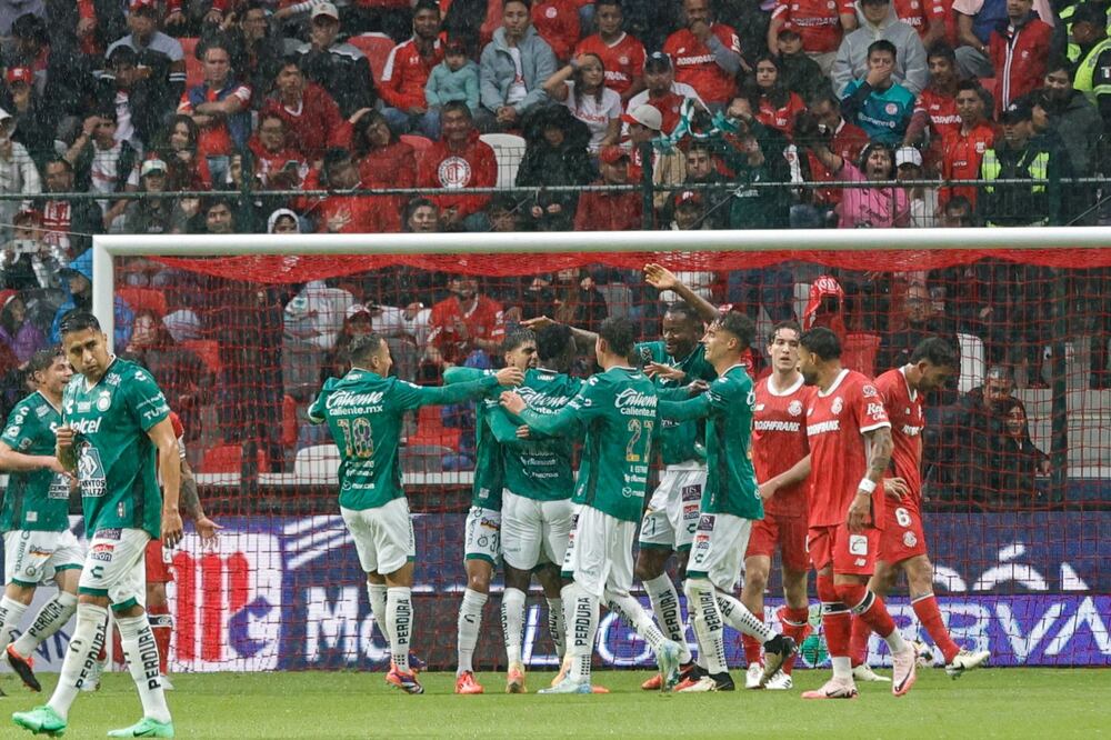 Los Diablos Rojos del Toluca celebraron el primer gol de partido. Foto Jorge Alvarado