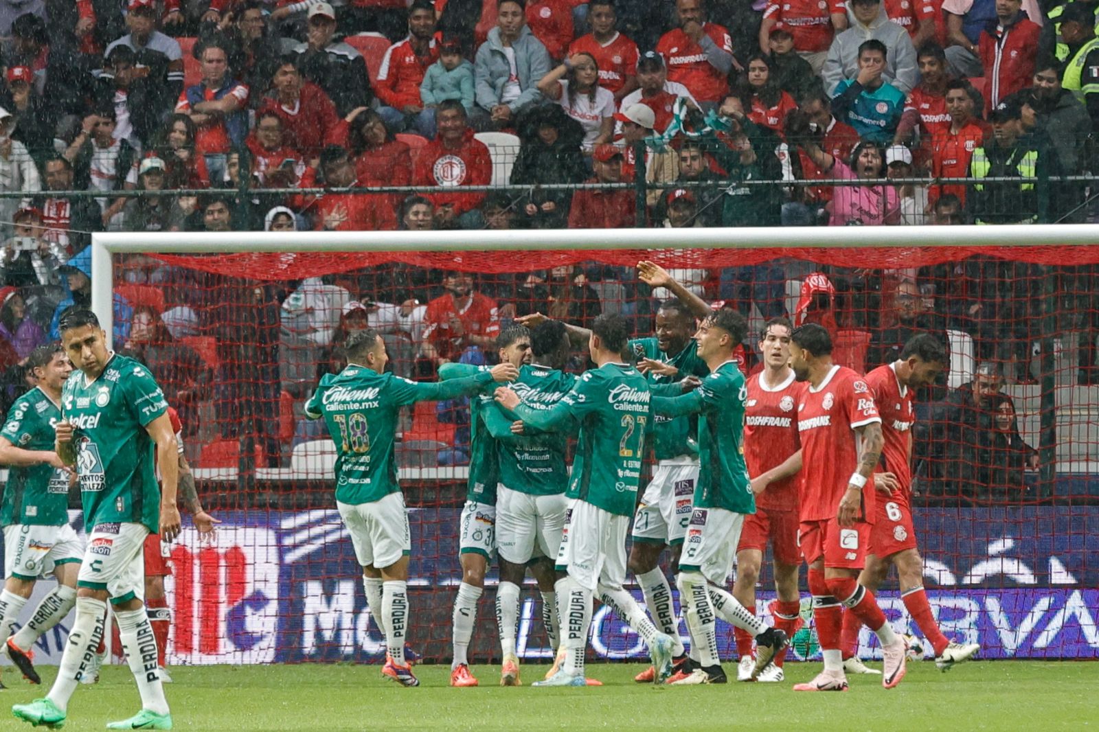 Emoción hasta el último minuto: Toluca y León empatan 2-2 en el infierno