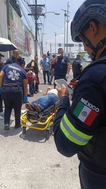 Elementos de Protección Civil, Bomberos y seguridad municipal acudieron al lugar para atender la emergencia. Foto especial