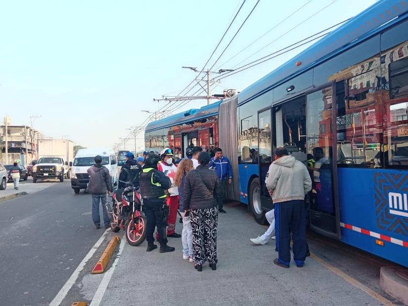 Personal de emergencia se trasladó al lugar para ofrecerle asistencia a las personas lesionadas. Foto. Especial