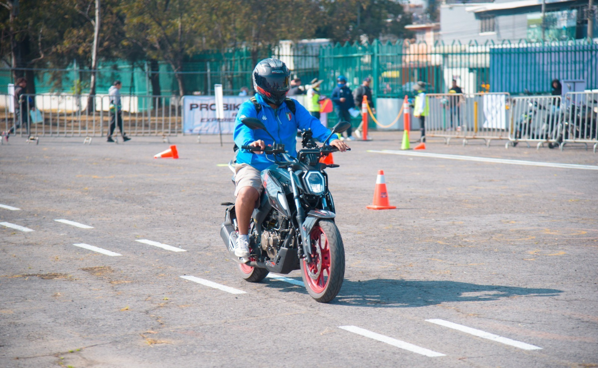 Motociclistas demuestran sus habilidades y conocimientos en el proceso de evaluación para obtener la certificación y la licencia correspondiente. Foto: Especial