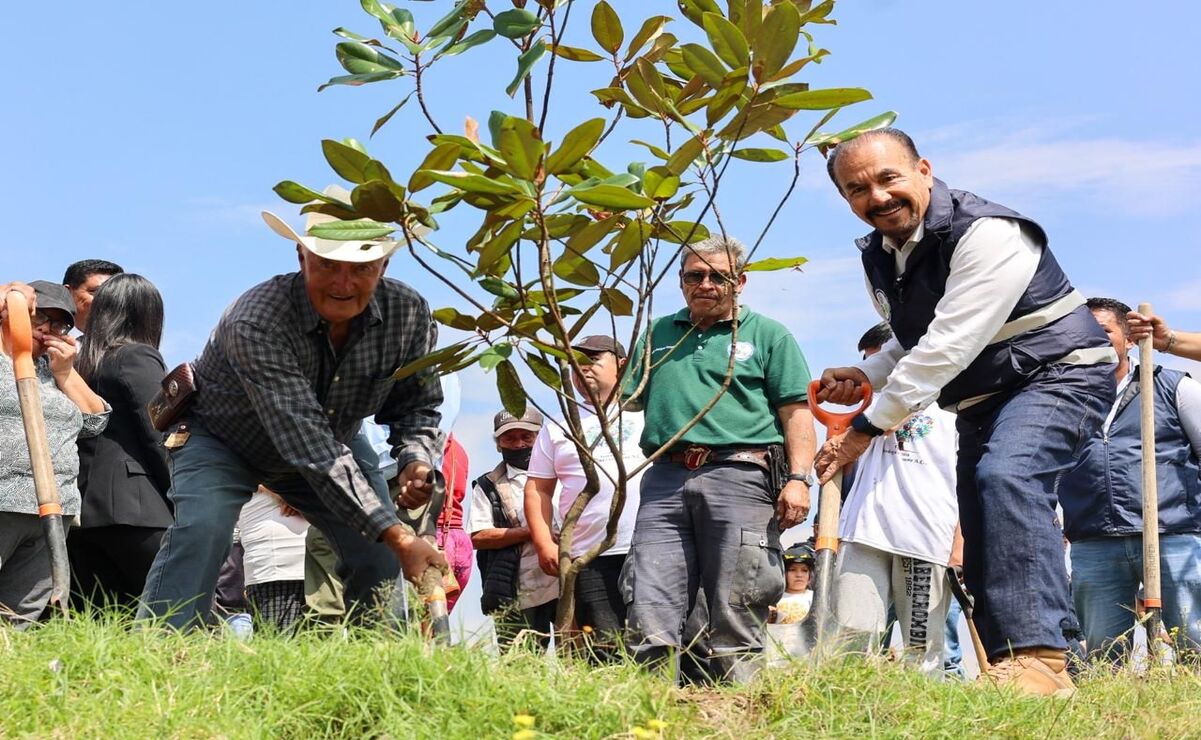El alcalde Pedro Rodríguez Villegas al invitar a los vecinos a participar en la siembra de árboles / Foto Especial