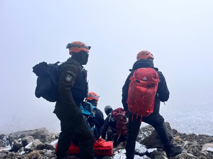 Elementos de la Policía de Alta Montaña y Cruz Roja trabajaron bajo condiciones climáticas extremas. Foto Especial