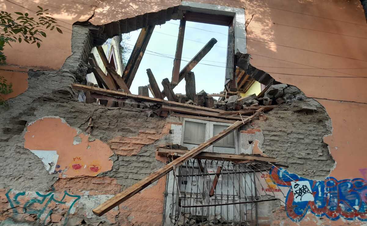 De acuerdo con elementos de PC municipal, las fuertes lluvias han provocado el reblandecimiento en parte de la pared del inmueble, que colinda con la calle Nicolás Bravo entre Instituto Literario y Morelos, en Toluca. Foto: Claudia Rodríguez.