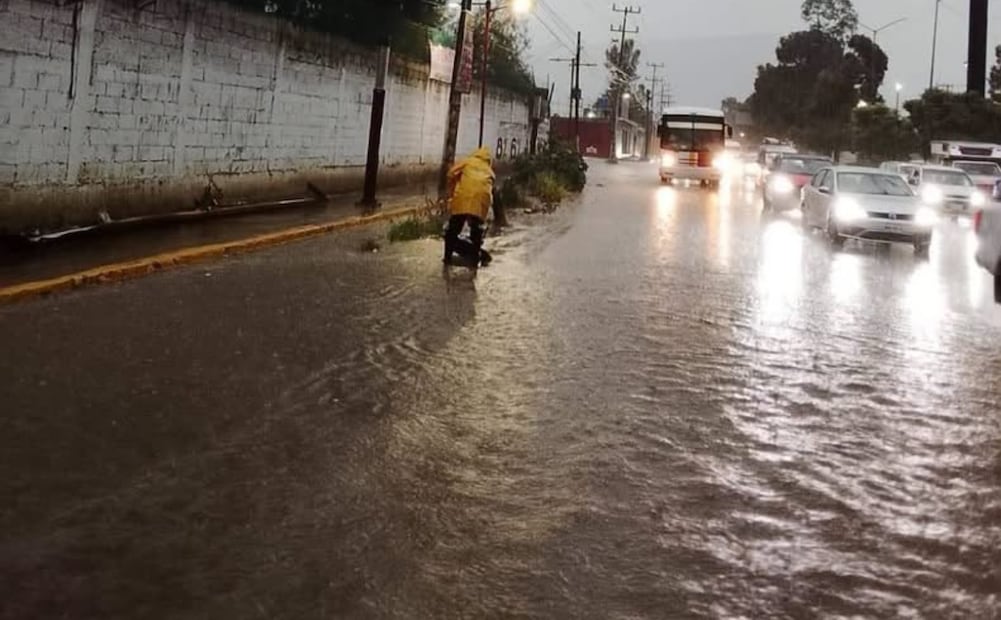 En colonias como Lomas de San Sebastián, en Los Reyes La Paz, se formaron fuertes corrientes de agua debido a las lluvias prolongadas. Foto Especial