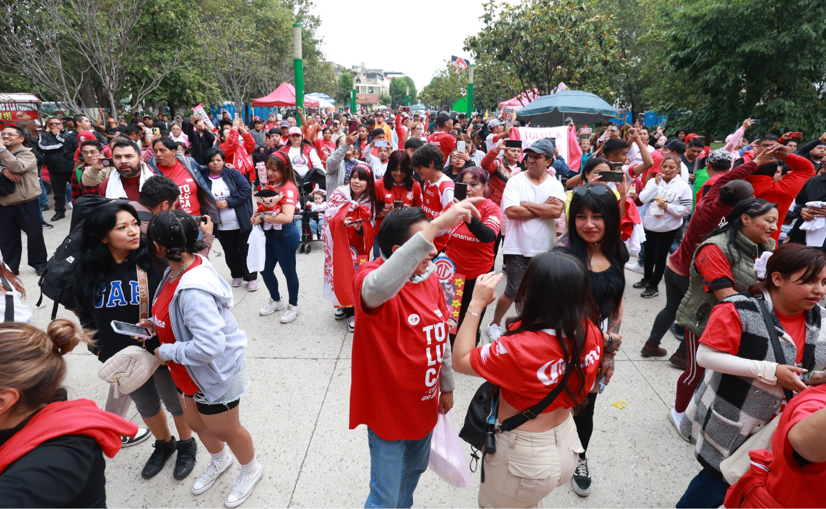 Con la 'cumbia de los trapos', los seguidores del Toluca muestran su inquebrantable apoyo a distancia, anhelando la gloria en la final Foto: Alejandro Vargas