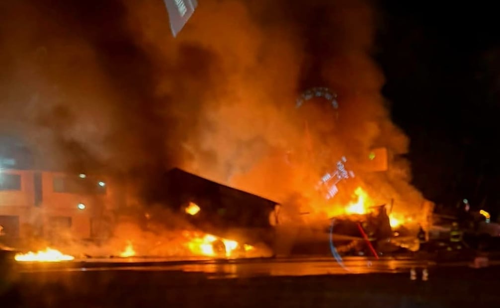 Un tráiler que transportaba barras de mantequilla se incendió tras impactarse contra unidades de carga en la Toluca-México. Foto especial