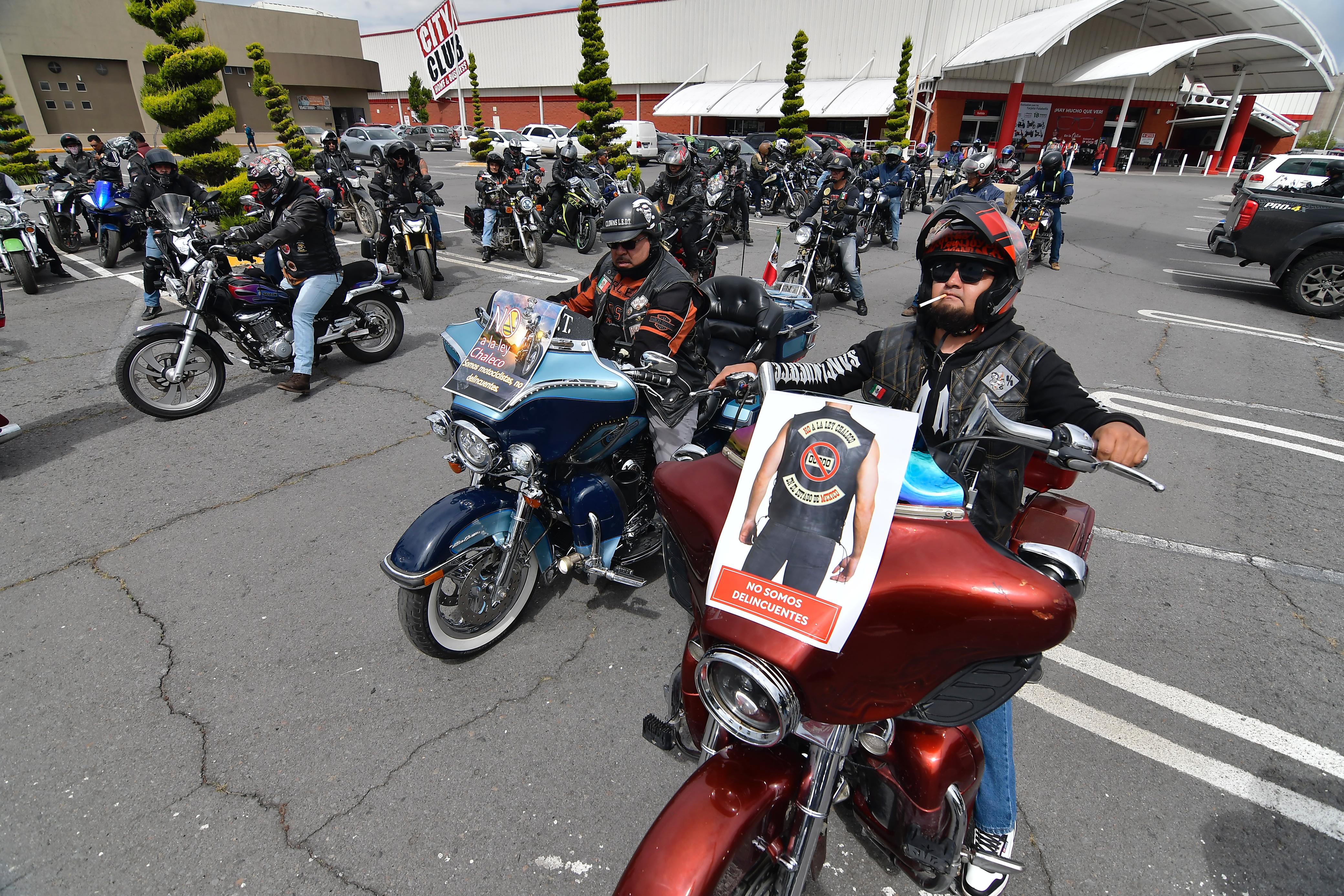 Manifestación de más de 100 motocicletas en Toluca. Foto Arturo Hernández