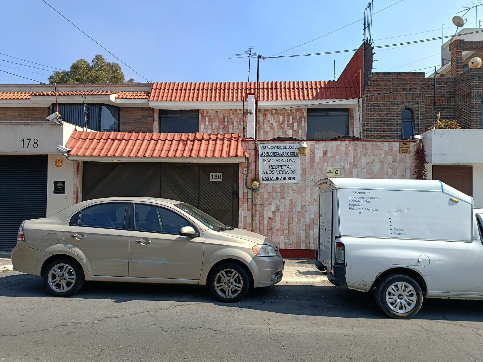 Habitantes de la comunidad colocaron mantas en sus domicilios para exigir al alcalde Isaac Montoya Márquez respetar la función original del recinto y acatar el amparo. Foto Gisela González / El Universal