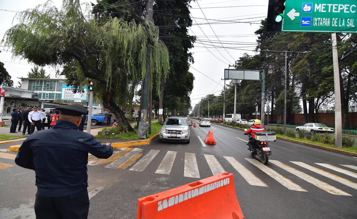 El ejercicio del carril reversible es cuidado por elementos de tránsito en los distintos cruces de Paseo Colón. Foto: Arturo Hernández.